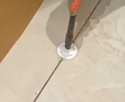 来宾瓷砖空鼓维修公司专业解答瓷砖在铺贴过程中，如果没有涂抹均匀到位的粘结材料（如水泥砂浆或瓷砖胶），可能会导致以下问题