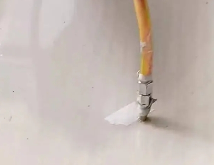 来宾瓷砖空鼓维修公司专业解答在瓷砖铺贴过程中，如果使用的砂料过粗（如全部使用了粗砂），可能会导致以下问题
